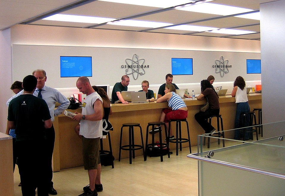 Soubor:Apple Genius Bar Regentstreet London.jpg